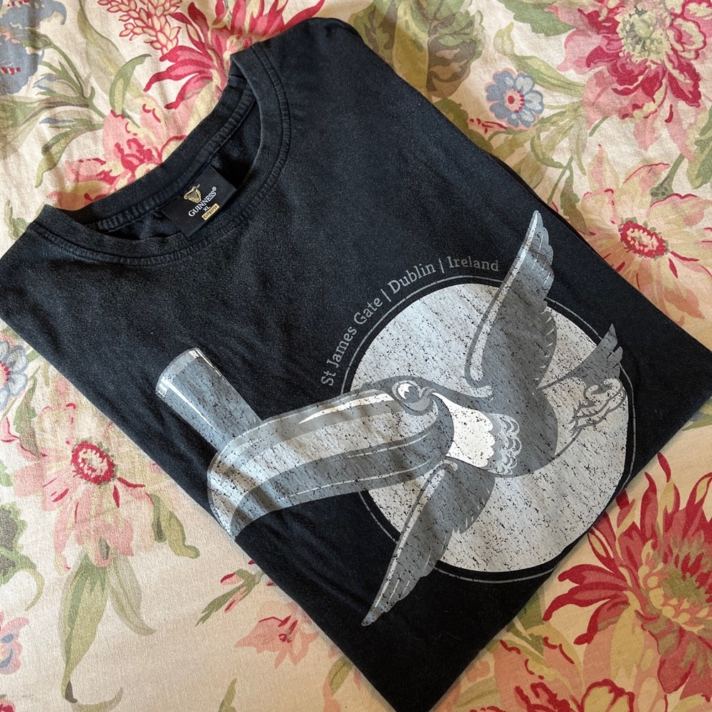Vintage GUINNESS Size XL Toucan Graphic Tee Black Tee T-Shirt Distressed  Beer